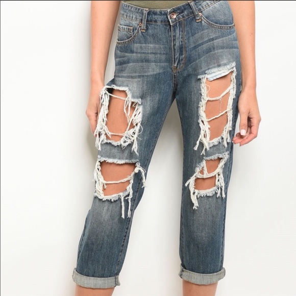 A Girl Thing Pants - Distressed Capri pants 109% cotton
